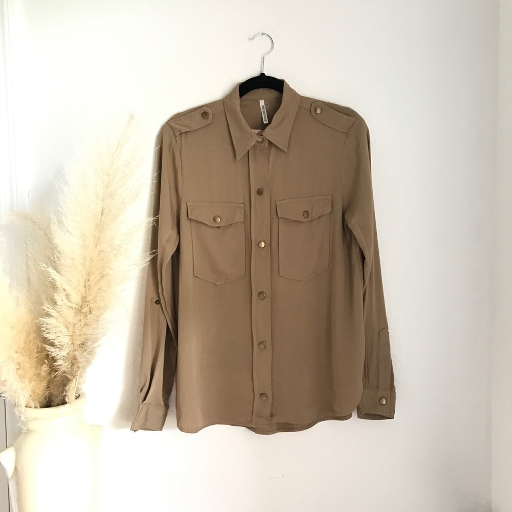 ✨|🎉HOST PICK🎉| Tan Utility Button Up - Picture 4 of 8